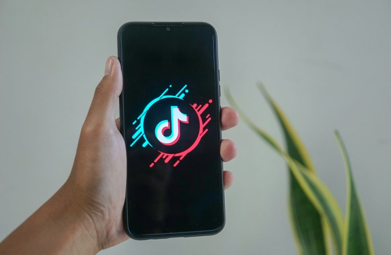 TikTok, Diğer Platformlardan Yüklenen Yapay Zeka İçeriklerini Otomatik Olarak Etiketliyor